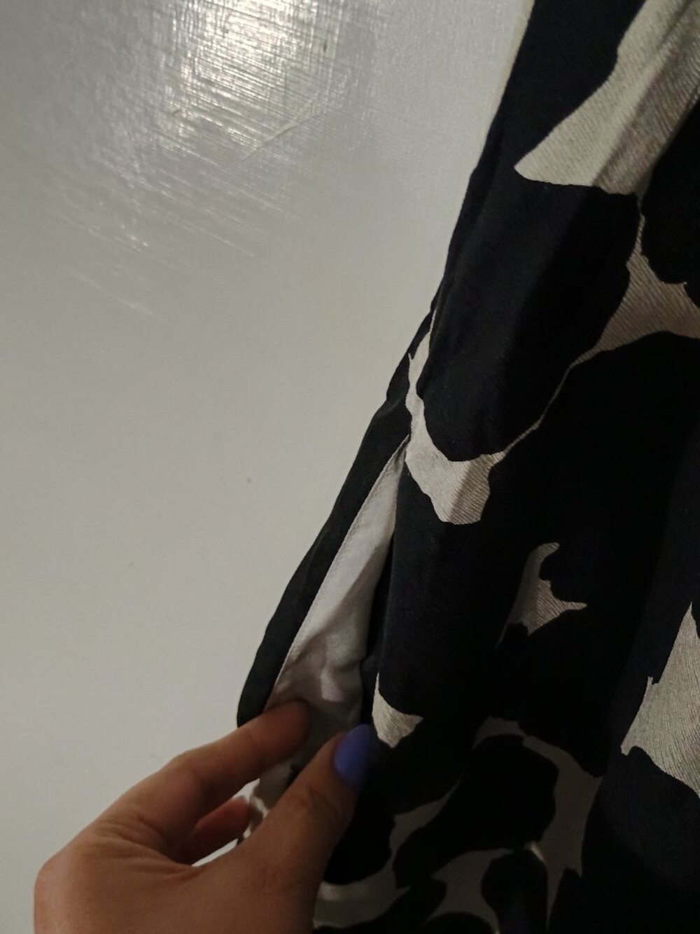 Alice & Trixie XS Black Ivory Abstract Print 100% Silk Sleeveless V-Neck Dress - Picture 7 of 8